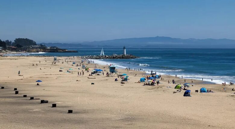 4 blocks to the best beach in Santa Cruz (Seabright Beach)