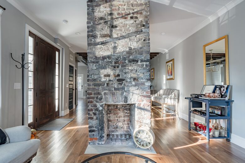 Historic Gem Walking Distance to King St - Charleston, South Carolina