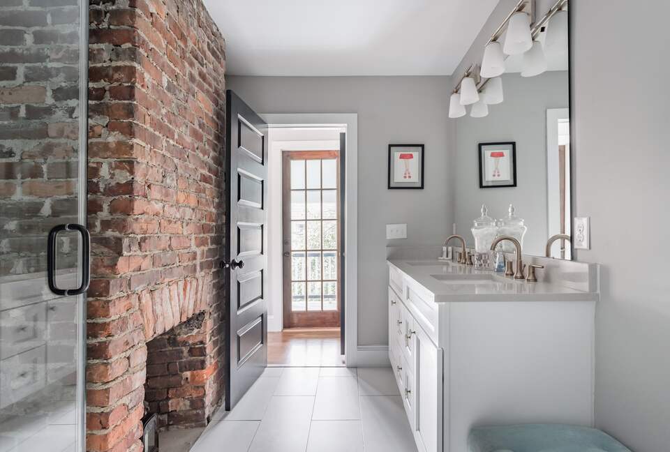 Historic Gem Walking Distance to King St - Charleston, South Carolina