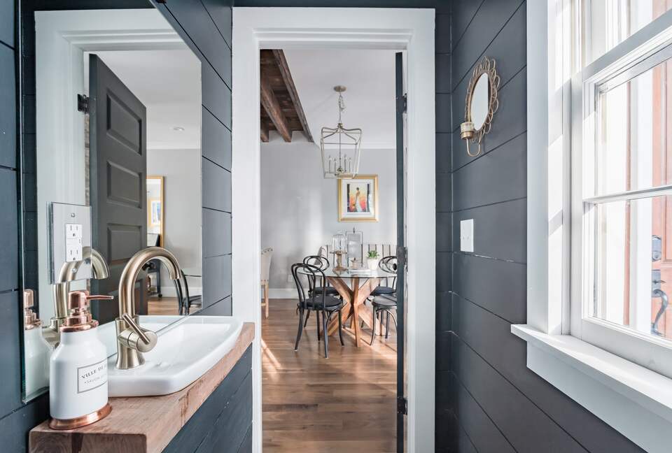 Historic Gem Walking Distance to King St - Charleston, South Carolina