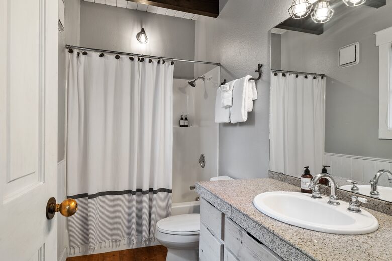 Cabin in Metolius River Resort | Outdoor haven for golfers, adventure, and nature enthusiasts - Camp Sherman, Oregon