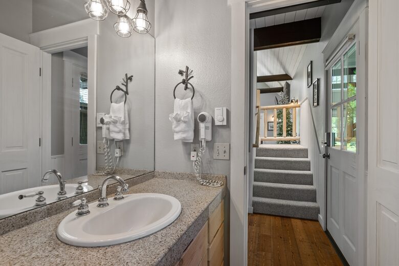 Cabin in Metolius River Resort | Outdoor haven for golfers, adventure, and nature enthusiasts - Camp Sherman, Oregon