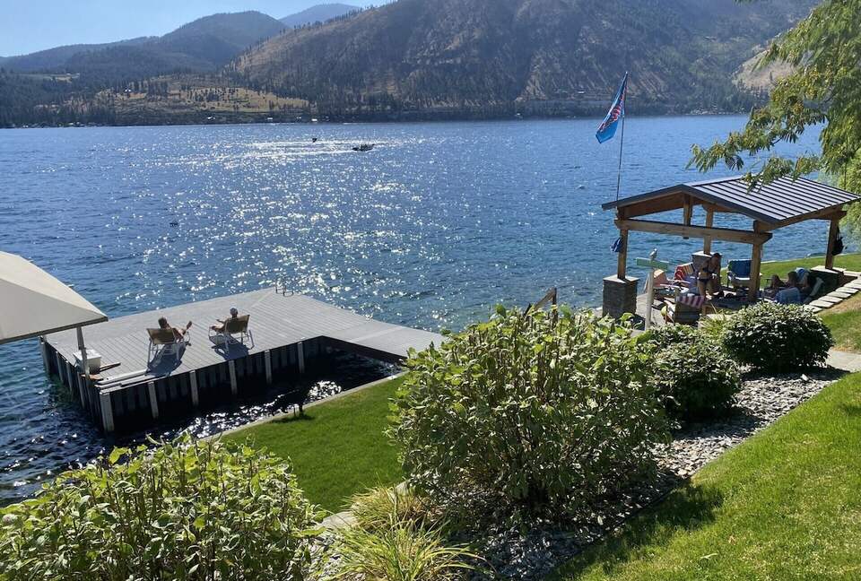 Beautifully Remodeled Lakefront Getaway - Manson, Washington