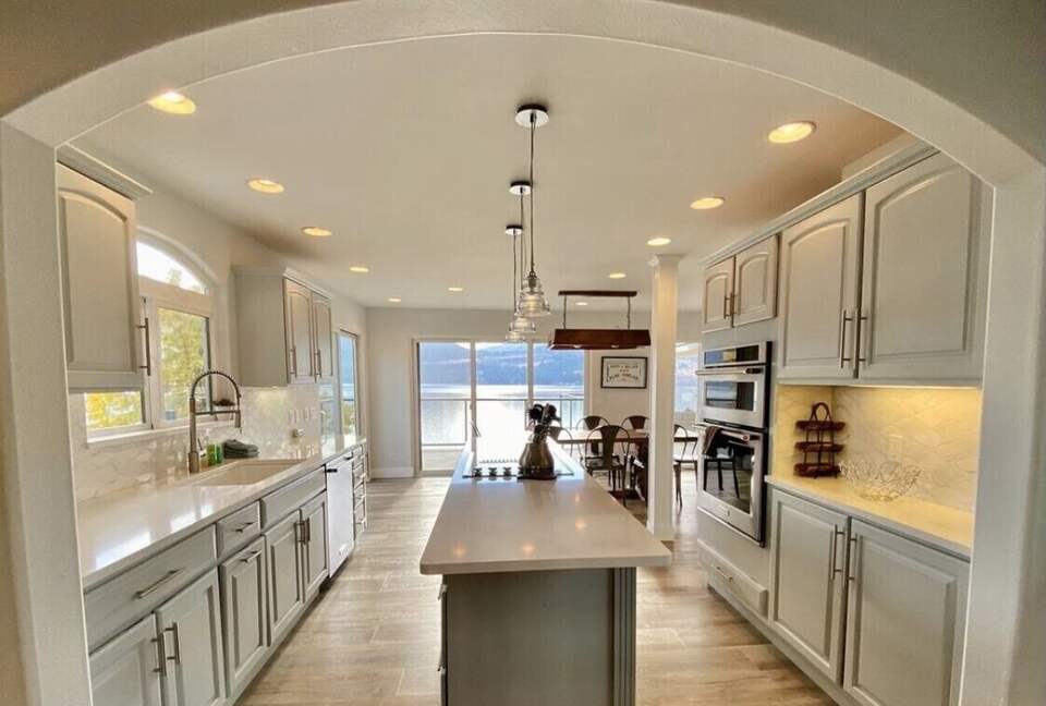 Beautifully Remodeled Lakefront Getaway - Manson, Washington