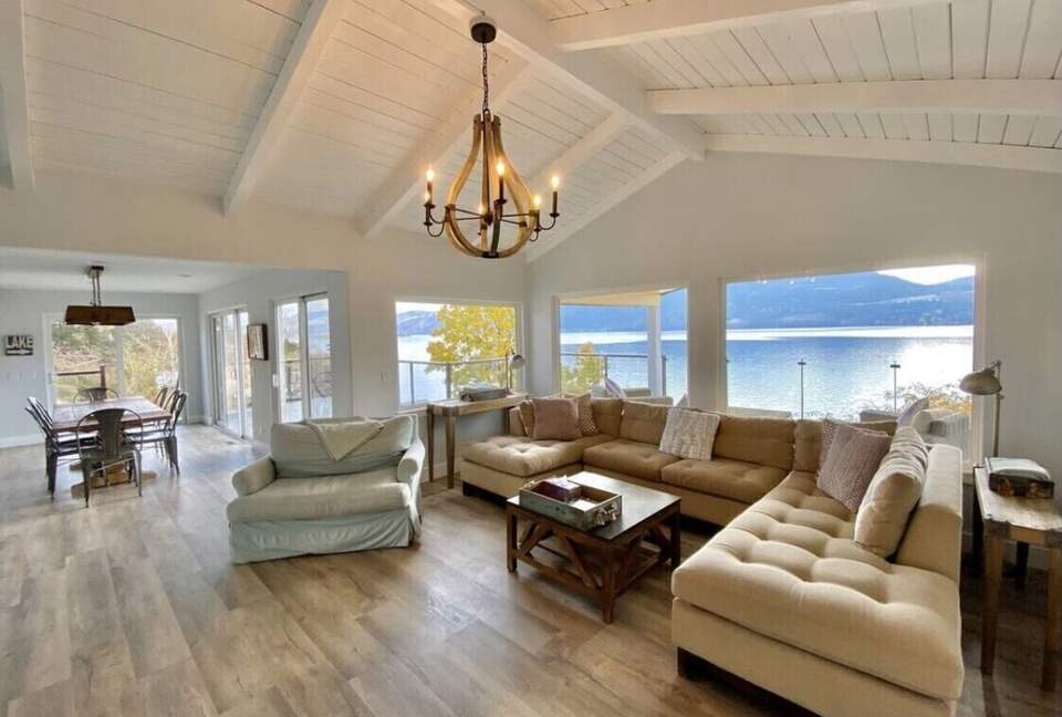 Beautifully Remodeled Lakefront Getaway - Manson, Washington