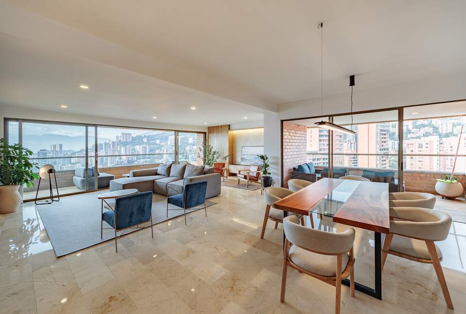 Sweeping Views Of Medellin from Three Balconies on 25th Floor - Medellín, Colombia