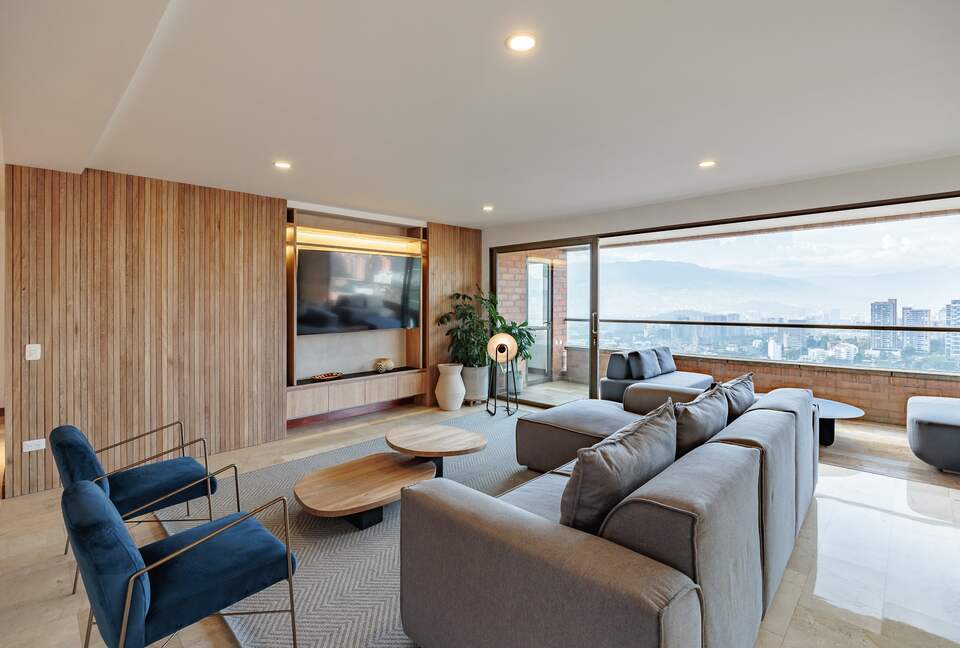 Sweeping Views Of Medellin from Three Balconies on 25th Floor - Medellín, Colombia