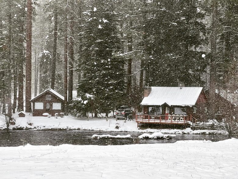 Cabin in Metolius River Resort | Outdoor haven for golfers, adventure, and nature enthusiasts - Camp Sherman, Oregon