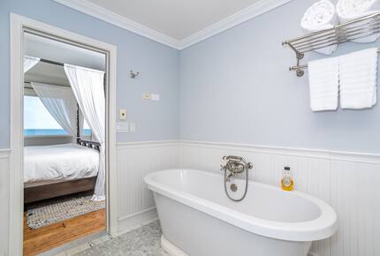 Stunning ocean view home on quiet beach in Malibu - Malibu, California