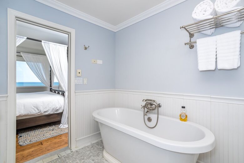 Stunning ocean view home on quiet beach in Malibu - Malibu, California