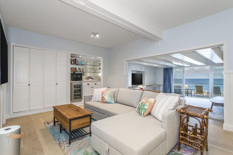 Stunning ocean view home on quiet beach in Malibu - Malibu, California