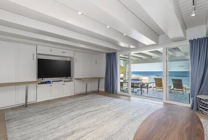 Stunning ocean view home on quiet beach in Malibu - Malibu, California
