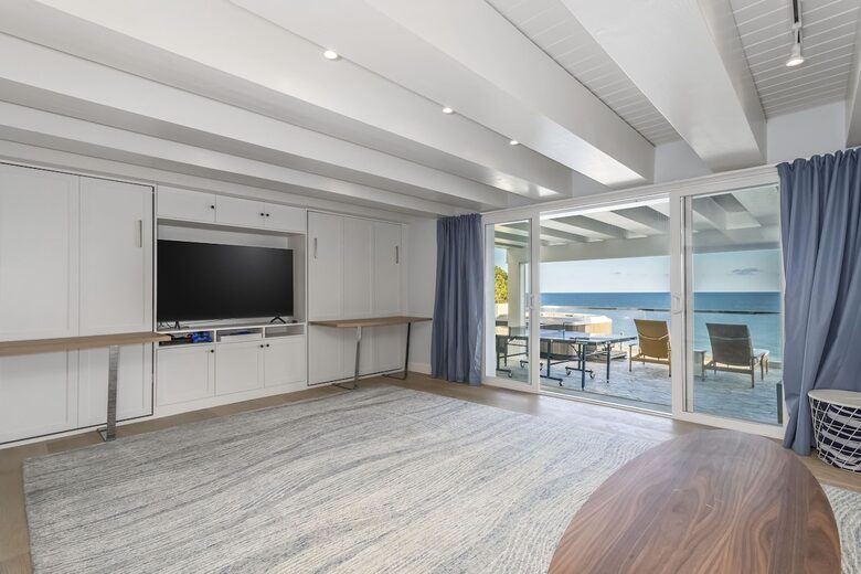 Stunning ocean view home on quiet beach in Malibu - Malibu, California