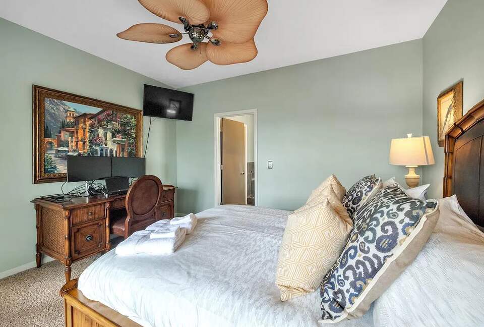 Lake Front Villa in a Country Club Setting | 12 miles from Clemson University - Salem, South Carolina