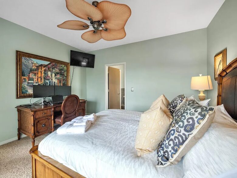 Lake Front Villa in a Country Club Setting | 12 miles from Clemson University - Salem, South Carolina