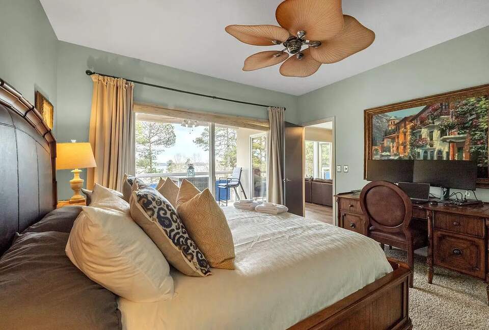 Lake Front Villa in a Country Club Setting | 12 miles from Clemson University - Salem, South Carolina