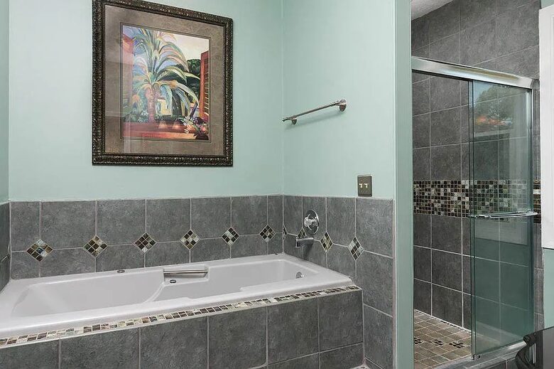 Lake Front Villa in a Country Club Setting | 12 miles from Clemson University - Salem, South Carolina