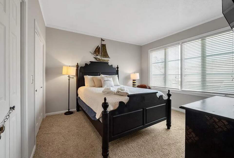 Lake Front Villa in a Country Club Setting | 12 miles from Clemson University - Salem, South Carolina