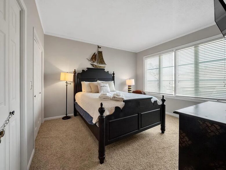 Lake Front Villa in a Country Club Setting | 12 miles from Clemson University - Salem, South Carolina