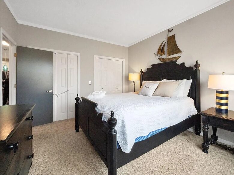 Lake Front Villa in a Country Club Setting | 12 miles from Clemson University - Salem, South Carolina