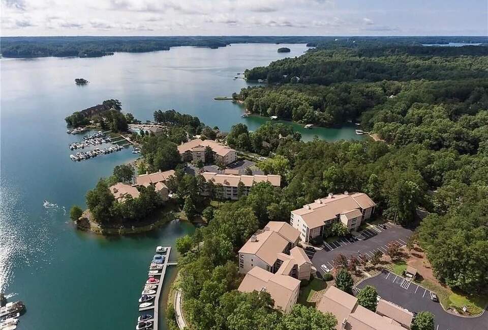 Lake Front Villa in a Country Club Setting | 12 miles from Clemson University - Salem, South Carolina