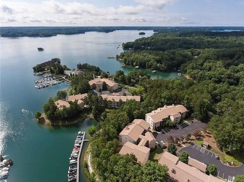 Lake Front Villa in a Country Club Setting | 12 miles from Clemson University - Salem, South Carolina