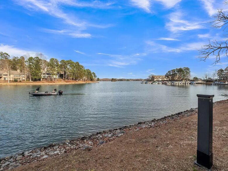 Lake Front Villa in a Country Club Setting | 12 miles from Clemson University - Salem, South Carolina