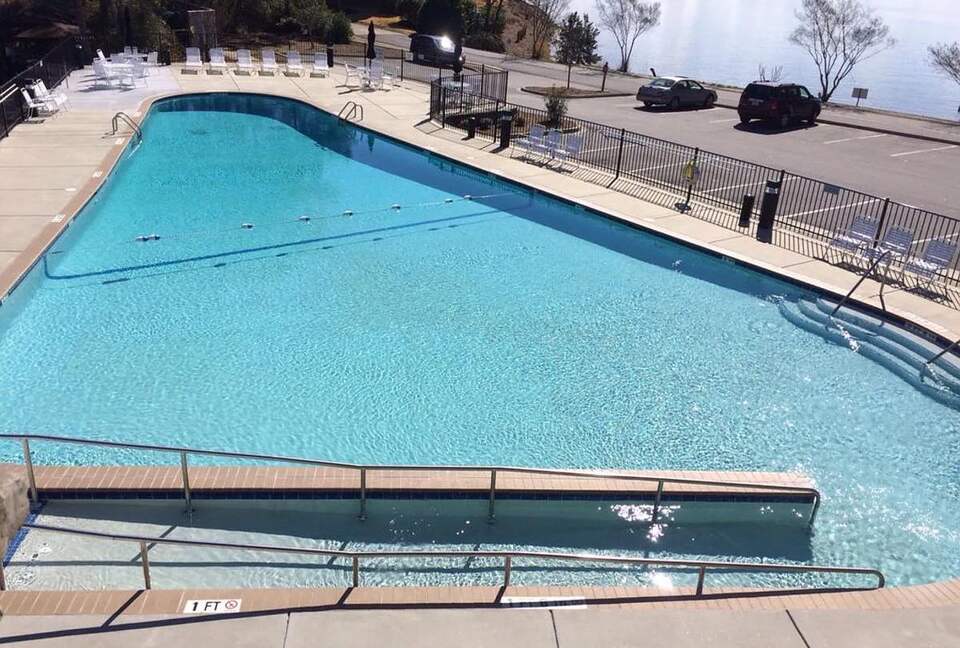 Lake Front Villa in a Country Club Setting | 12 miles from Clemson University - Salem, South Carolina