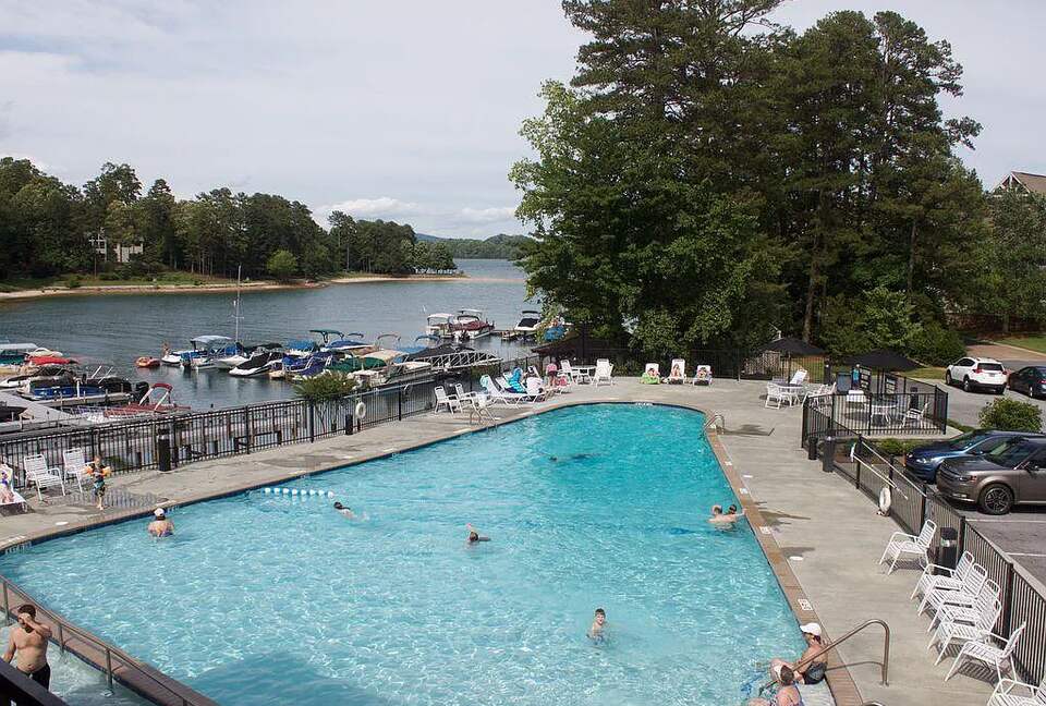 Lake Front Villa in a Country Club Setting | 12 miles from Clemson University - Salem, South Carolina