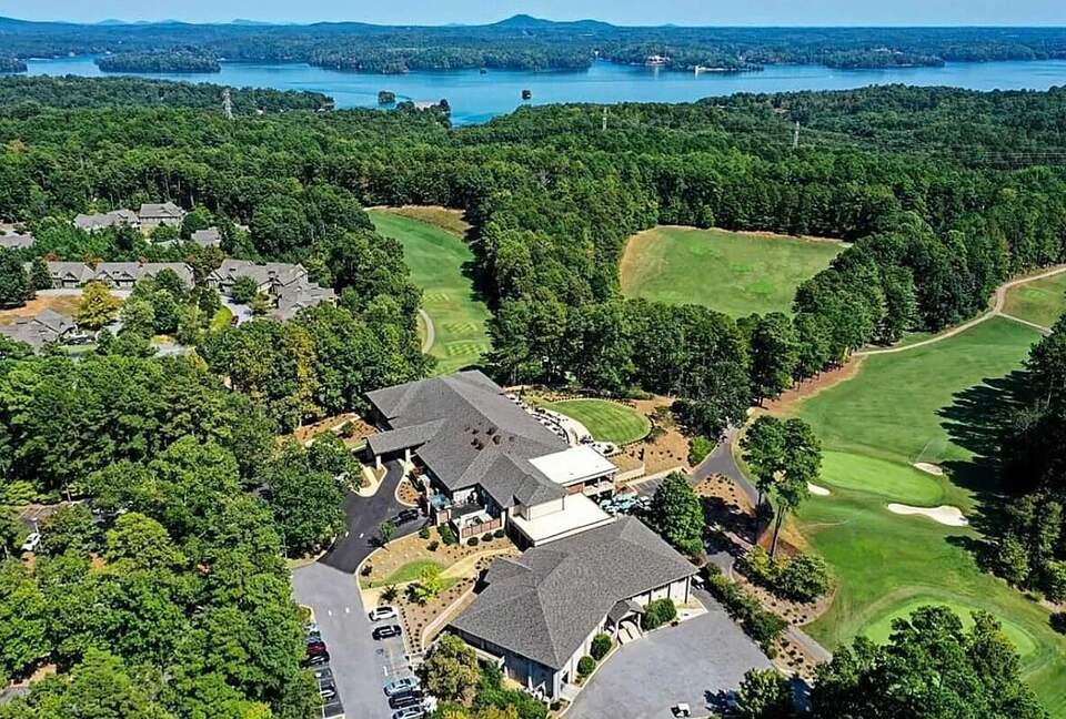 Lake Front Villa in a Country Club Setting | 12 miles from Clemson University - Salem, South Carolina