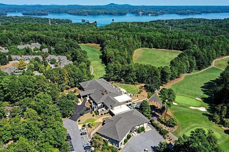 Lake Front Villa in a Country Club Setting | 12 miles from Clemson University - Salem, South Carolina
