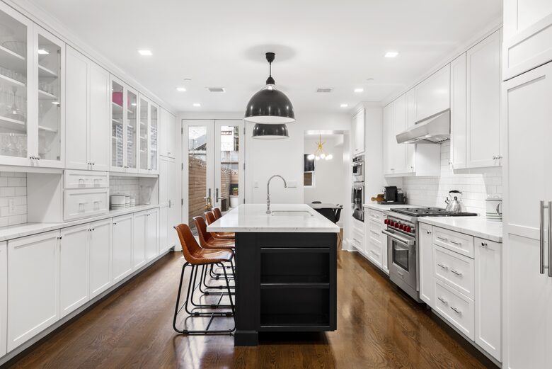 Fully equipped kitchen with two ovens