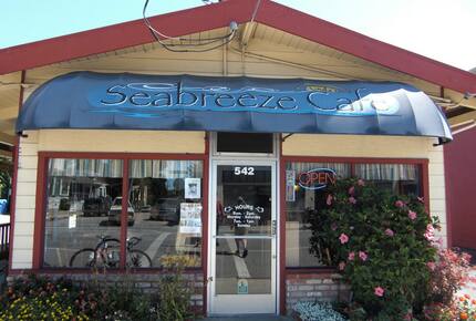 The best breakfast restaurant in Santa Cruz (1/2 block away)