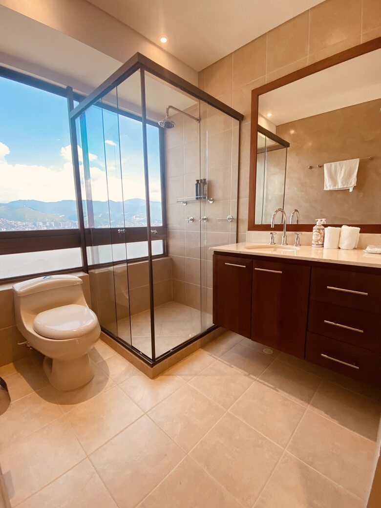 3rd Master bath with spectacular view of Milla De Oro