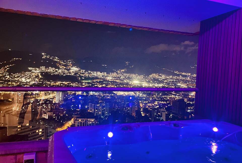 6 person Jacuzzi with shower head