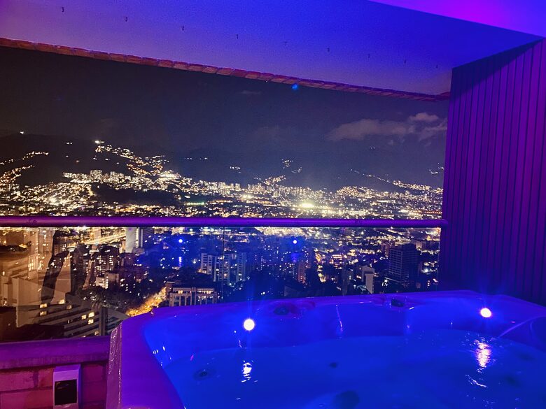 6 person Jacuzzi with shower head