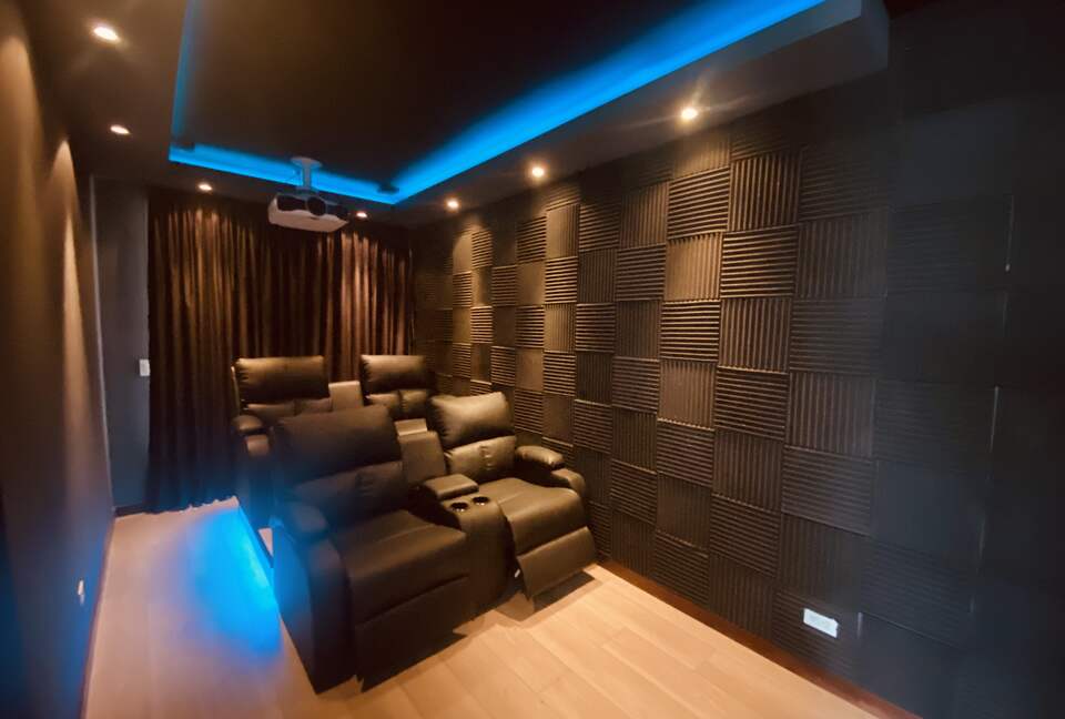 Private cinema with 5.1 Dolby Digital DTS sound