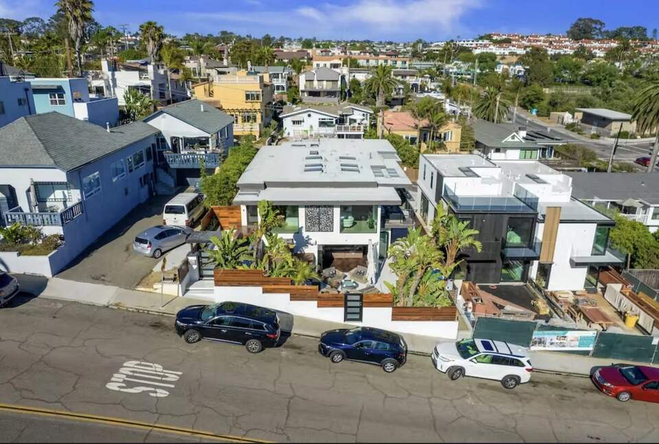 Modern Luxury Beach House - Steps to Beach w/ Spa, Firepit & Waterfalls - Encinitas, California