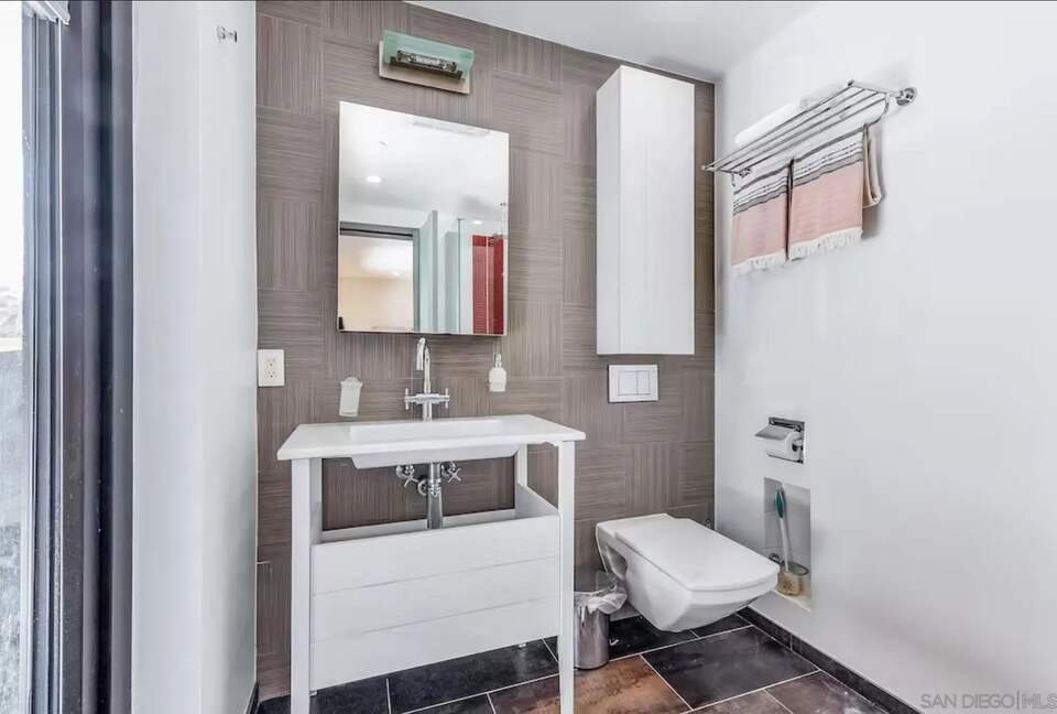 Ground Floor Full In-Suite Bathroom #1