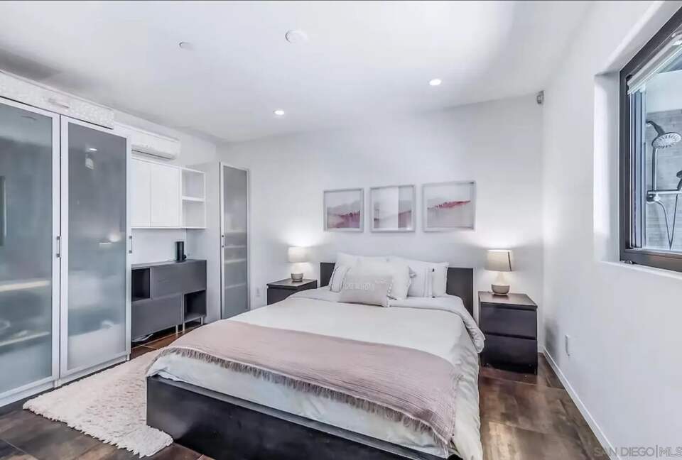 Ground Fl Bedroom w/ In-Sutie Bath/Walk out to side/yard