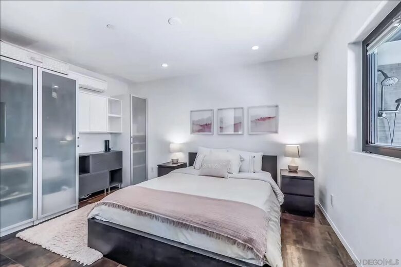 Ground Fl Bedroom w/ In-Sutie Bath/Walk out to side/yard