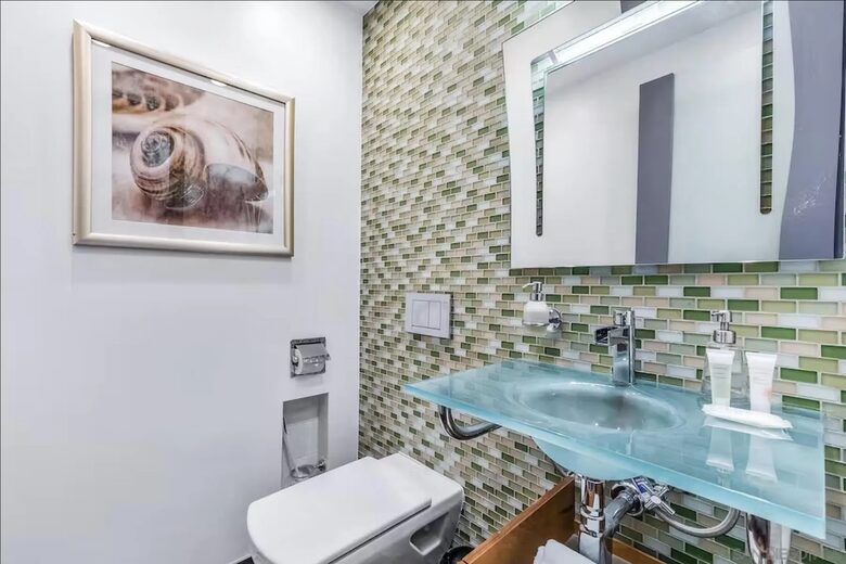 Ground Floor Guest 1/2 Bath