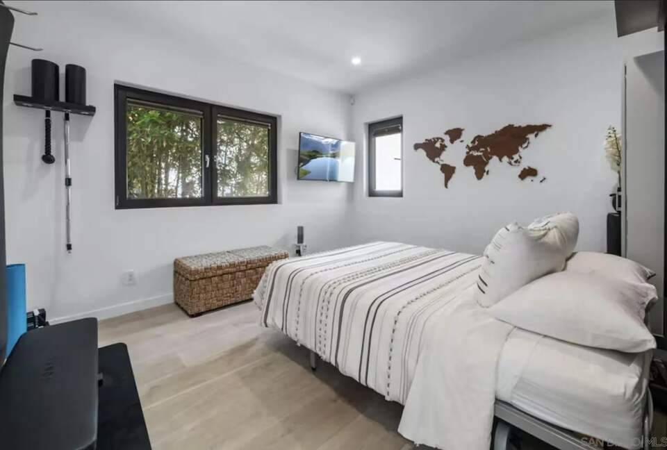 Top Floor Guest Room/Tonal Gym or Office