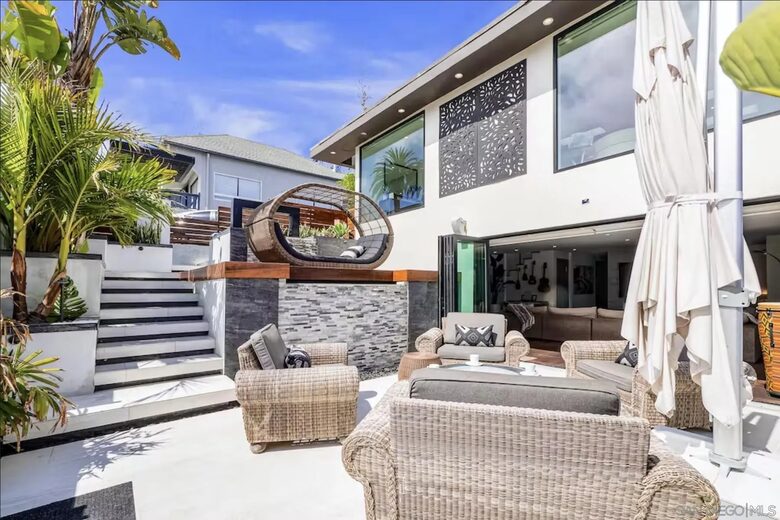 Front w. Fire Pit, Waterfalls, Spa, Dining Table, Daybed