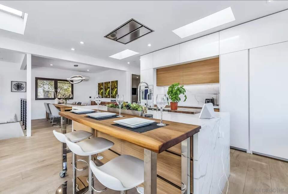 Modern Luxury Beach House - Steps to Beach w/ Spa, Firepit & Waterfalls - Encinitas, California