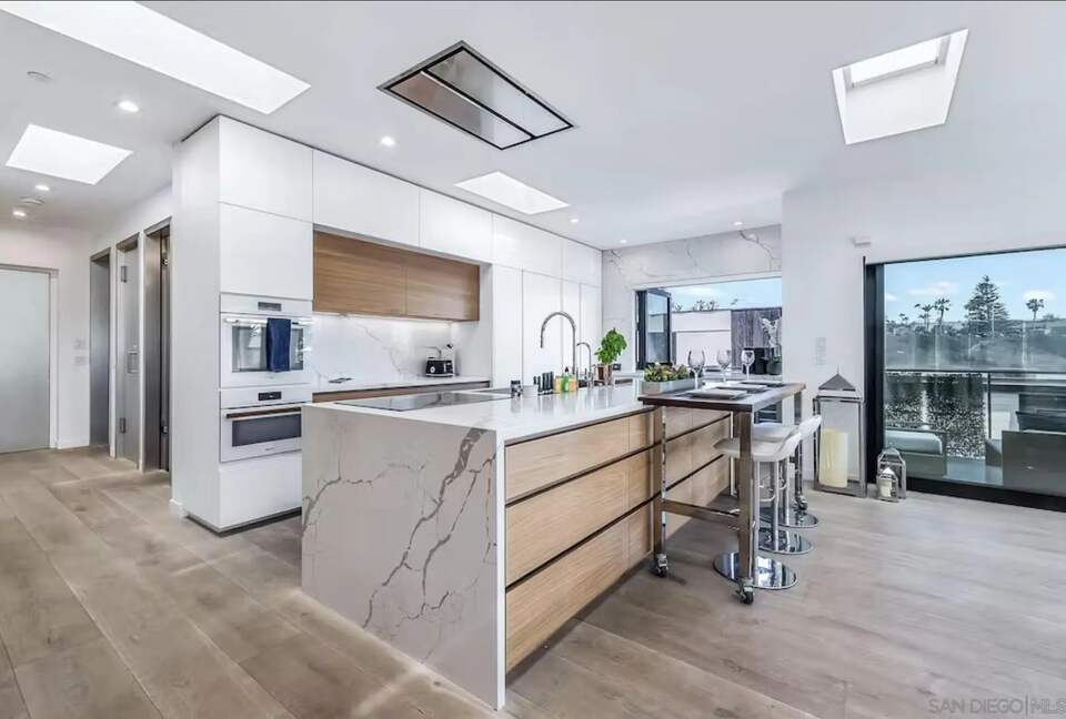 Modern Luxury Beach House - Steps to Beach w/ Spa, Firepit & Waterfalls - Encinitas, California