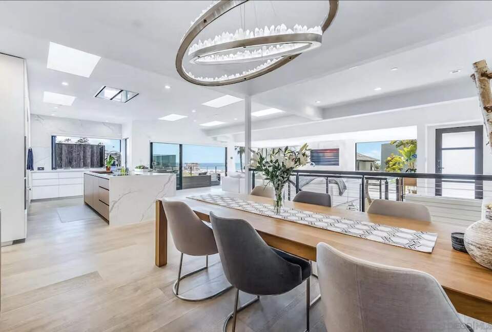 Modern Luxury Beach House - Steps to Beach w/ Spa, Firepit & Waterfalls - Encinitas, California