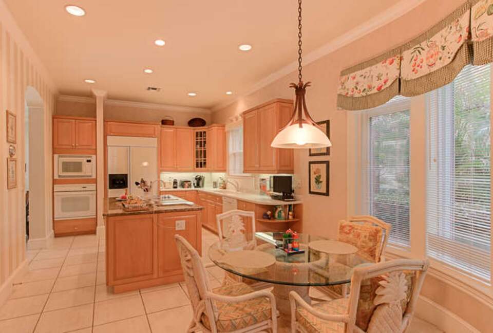 Sanibel Retreat on a Resort Island | Private country club golf course - Sanibel, Florida