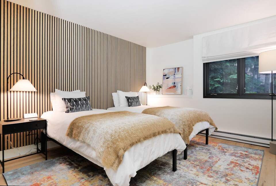 2nd bedroom with either twin or king bed configuration