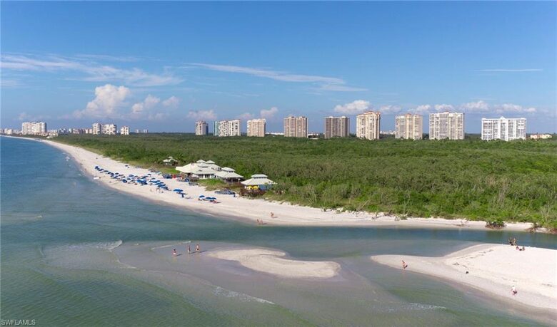 Beach with chair/umbrella service and 2 Beachclubs